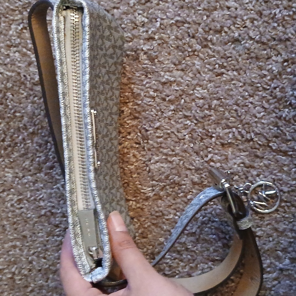 Micheal Kors silver monogram belted hip purse size S/M - Picture 5 of 15